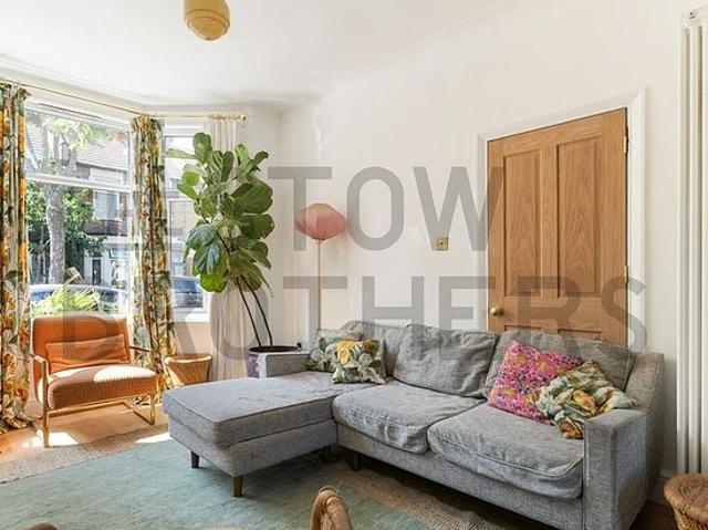 4 bedroom flat in London