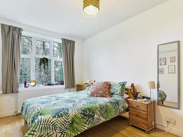 4 bedroom flat in London