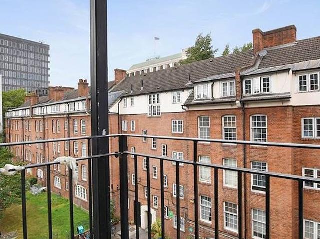 4 bedroom flat in London