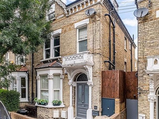 4 bedroom flat in London