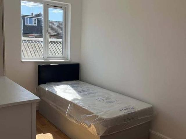 4 bedroom flat in Mitcham