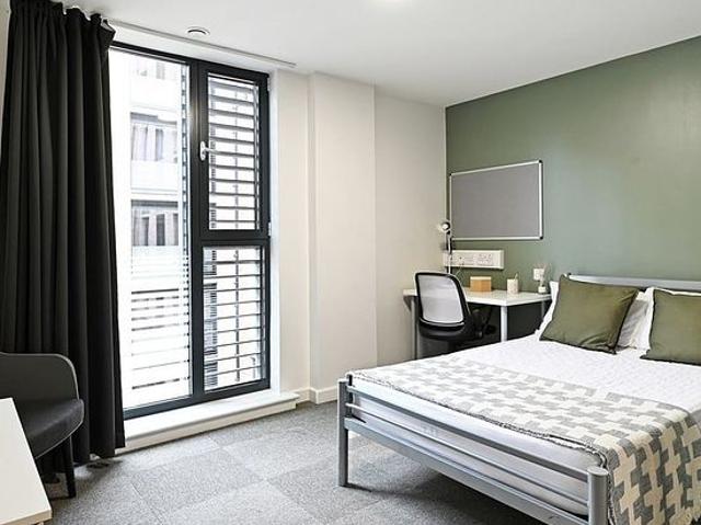 4 bedroom flat in Sheffield