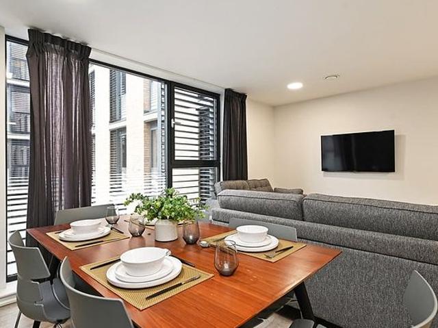 4 bedroom flat in Sheffield