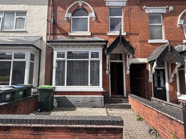 4 bedroom flat in Smethwick