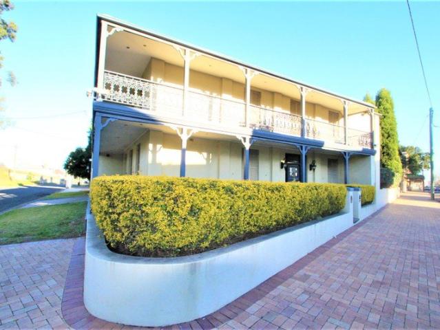 4 bedroom FULLY FURNISHED central town location