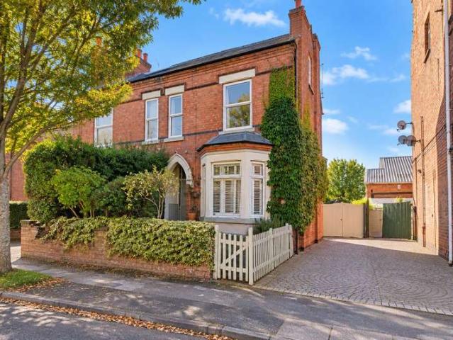 4 Bedroom Semi Detached House