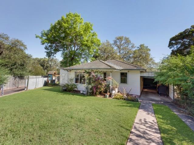 4 Bedroom House! | 1.5km to St Marys Train Station!