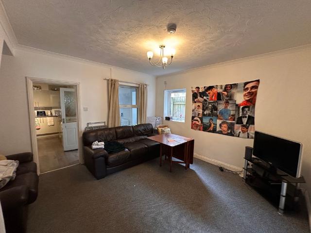 4 bedroom house, 1 en suite