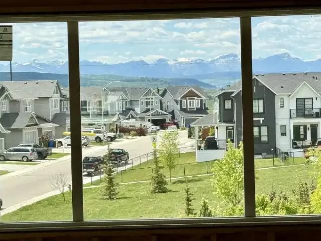 4 Bedroom House Cochrane AB 104876701