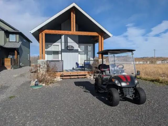 4 Bedroom House Cochrane AB 106118045