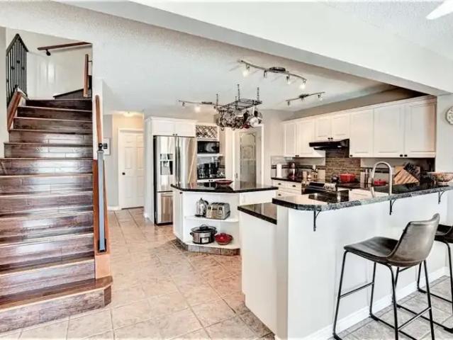 4 Bedroom House Calgary AB 104681637
