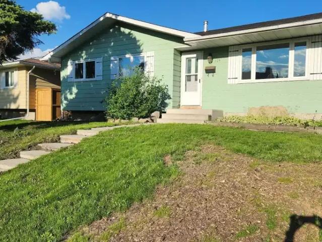 4 Bedroom House Calgary AB 105185831