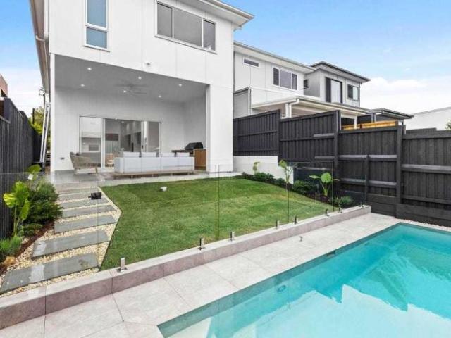 4 Bedroom House Camp Hill QLD 102208350
