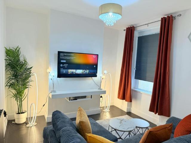 4 Bedroom House Cardiff Cardiff 102753632