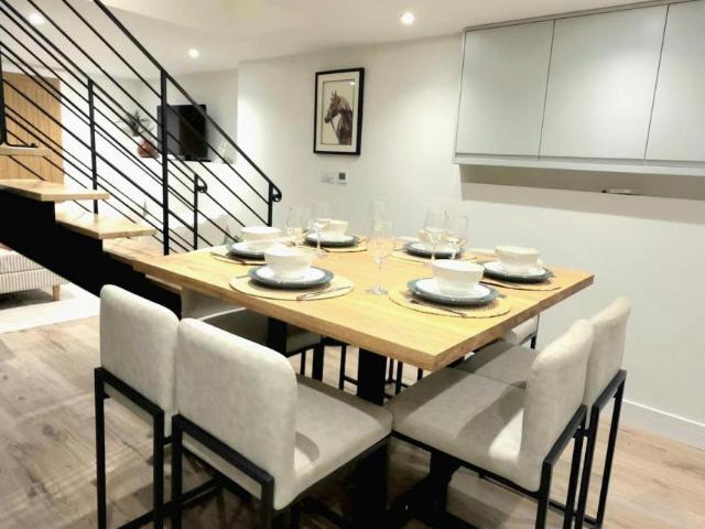 4 Bedroom House Cheltenham Cheltenham 103031655