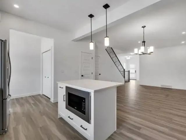 4 Bedroom House Airdrie AB 104182623