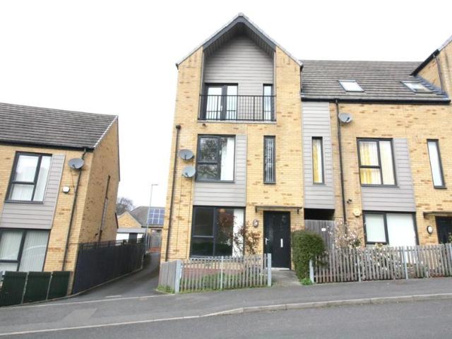 4 bedroom house at Parkspring Drive. 4 bed townhouse to rent £1,300 pcm £300 pw