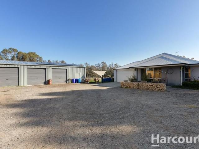 4 Bedroom House Barragup WA 106076579