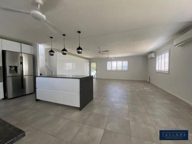 4 bedroom house Beachside Living