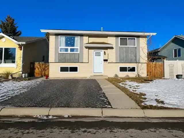 4 Bedroom House Blackfalds AB 105087870