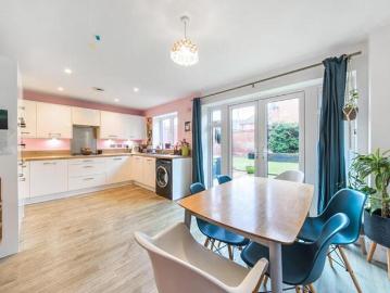 4 Bedroom House Gloucestershire Gloucestershire 98930113