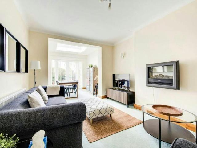4 Bedroom House Greenford Greenford 103575802