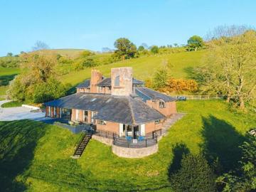 4 Bedroom House Denbigh Denbighshire 100854841