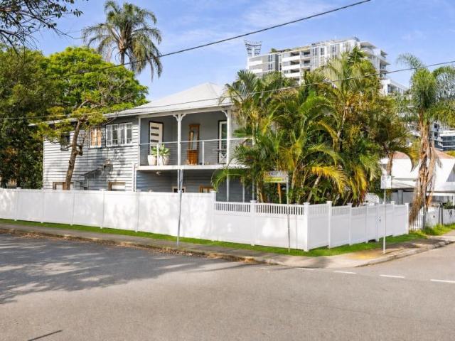 4 Bedroom House East Brisbane QLD 102208354