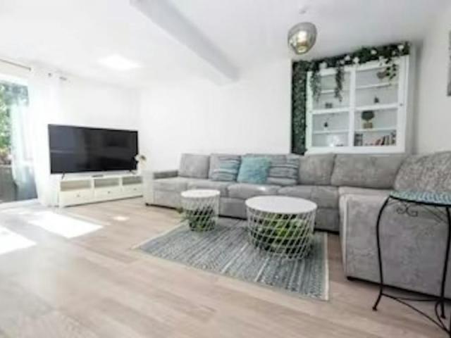 4 Bedroom House Eccles Eccles 104002565