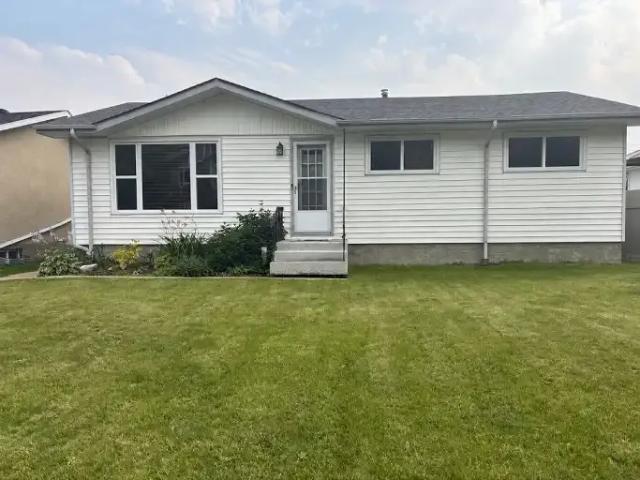 4 Bedroom House Edmonton AB 104876682