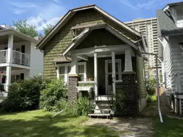 4 Bedroom House Edmonton AB 104895023