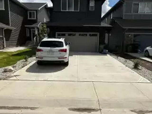 4 Bedroom House Edmonton AB 104941193
