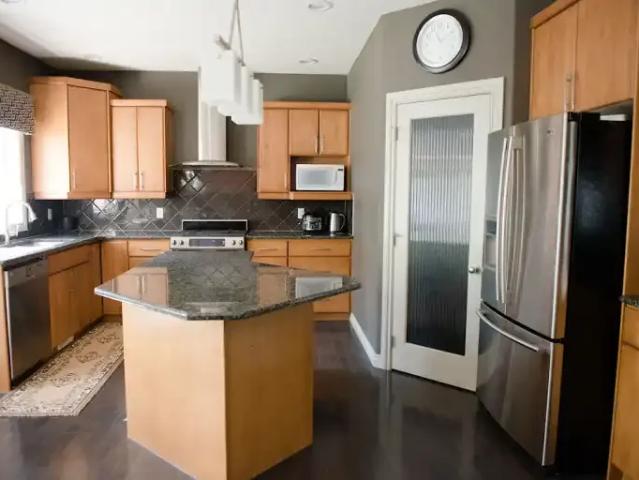 4 Bedroom House Edmonton AB 102306623
