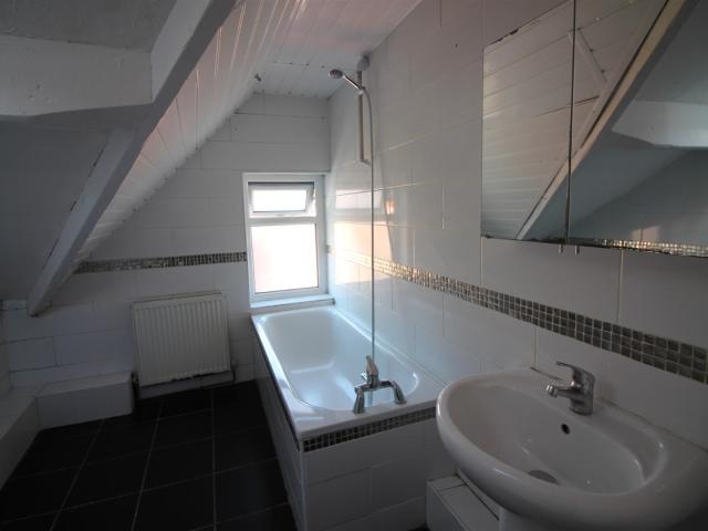 4 Bedroom House for rent at Queens Road, Hyde Park, Leeds