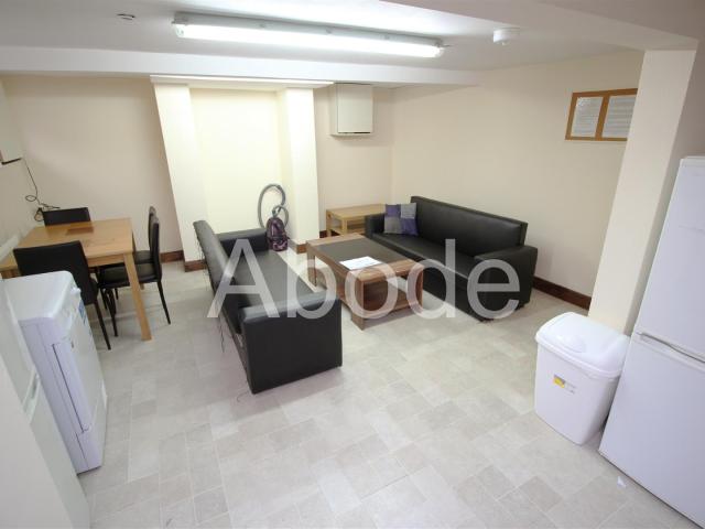 4 Bedroom House for rent at Royal Park Avenue, Hyde Park, Leeds