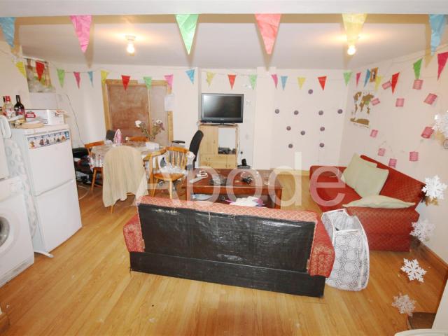 4 Bedroom House for rent at Royal Park Avenue, Hyde Park, Leeds