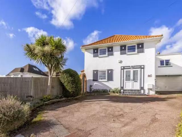 4 bedroom house for rent in Woodland Drive, Hove, BN3