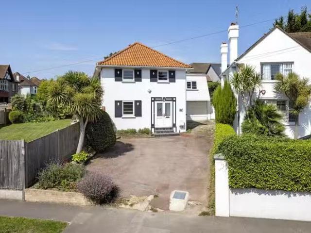 4 bedroom house for rent in Woodland Drive, Hove, BN3