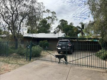 House for sale in Alice Springs County - Garden