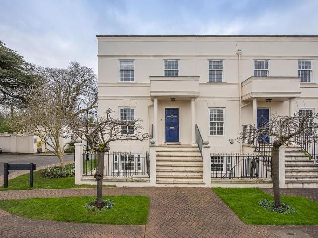 4 bedroom end of terrace house for sale