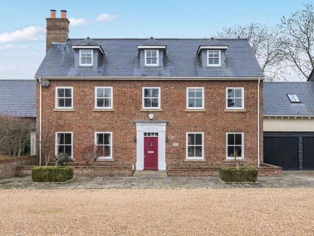 4 bedroom link detached house for sale