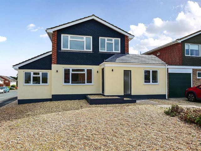 4 bedroom link detached house for sale