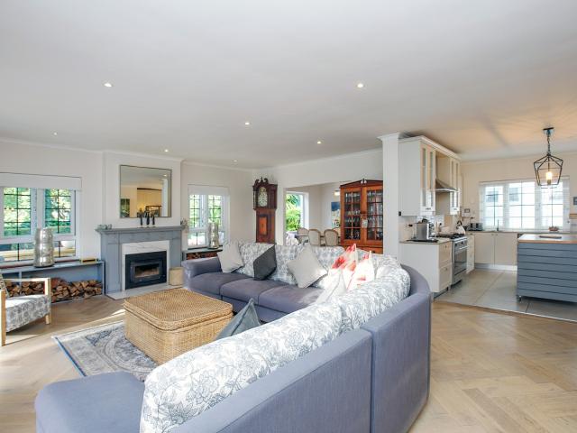 4 Bedroom House For Sale in Constantia