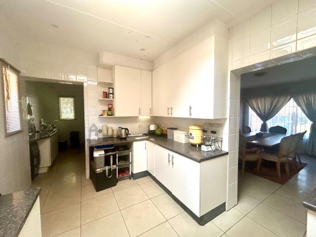 4 Bedroom House For Sale in Constantia Kloof