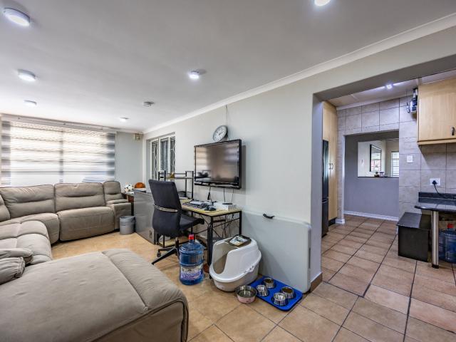 4 Bedroom House For Sale in Constantia Park