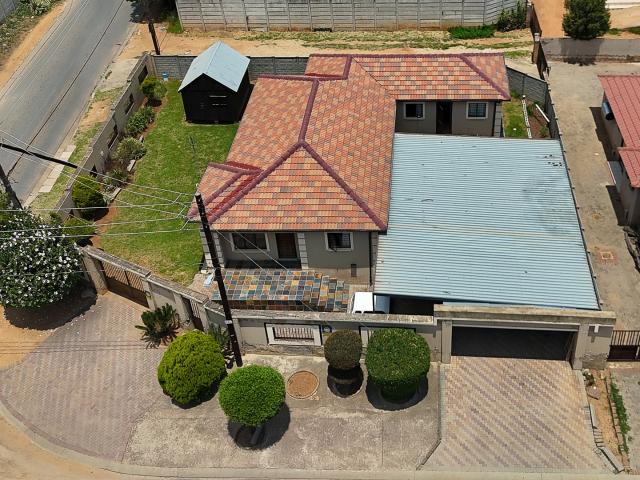 4 Bedroom House For Sale in Cosmo City