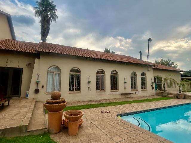 4 Bedroom House For Sale in Clubville