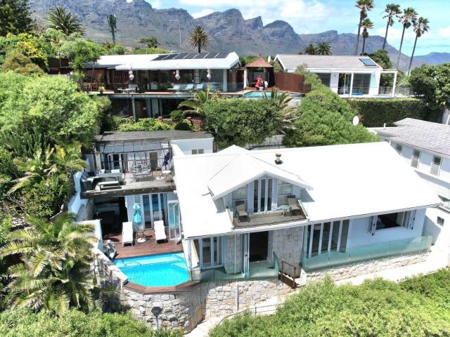 4 Bedroom House For Sale in Clifton