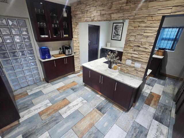 4 Bedroom House For Sale in Amanzimtoti