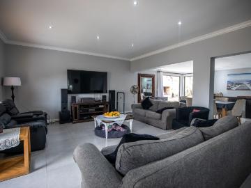 4 Bedroom House For Sale in Amberfield